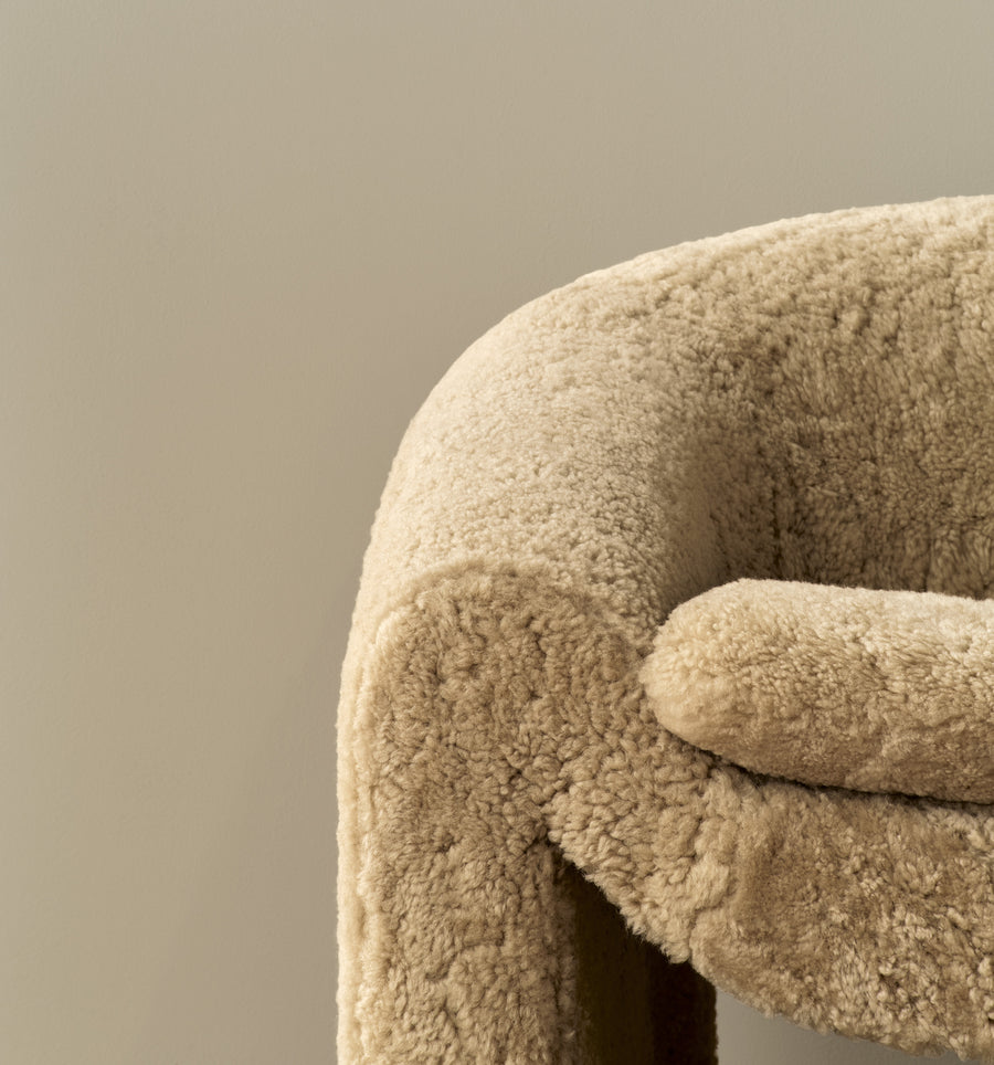 BOLIA Mielo Armchair in Vella Sheepskin Beige, detail